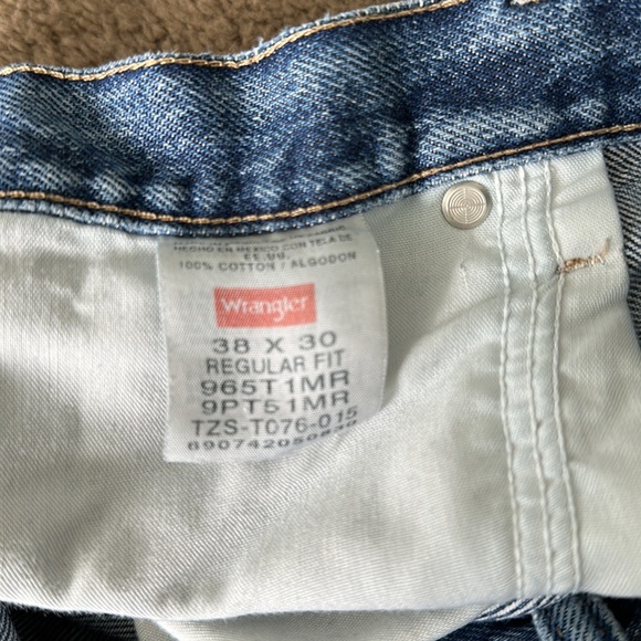 Ripped Wrangler jeans with rips - Picture 2 of 3